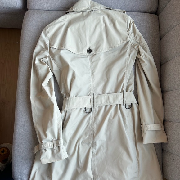 Burberry Women’s Kensington trench coat mid length, honey color, size S, 2799$ - Picture 7 of 7